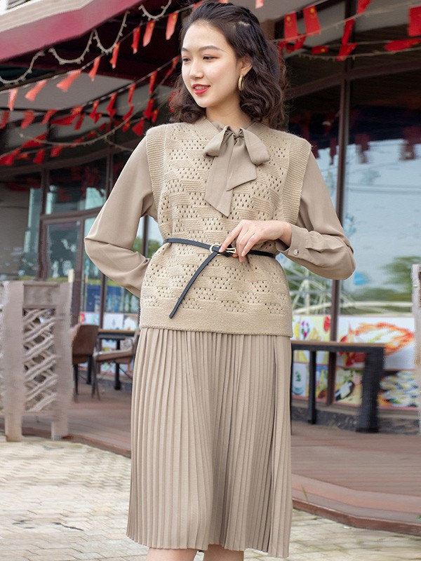 阿凡卓女装2022秋冬季卡其色长裙