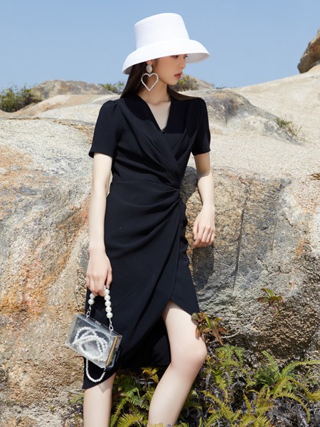 壹加唯弋女装2022春夏季黑色连衣裙