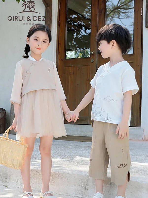 琦瑞德泽童装2022冬季白色T恤