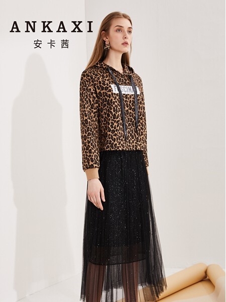 安卡茜女装2022秋冬季棕色卫衣