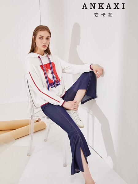 安卡茜女装2022秋冬季白色卫衣