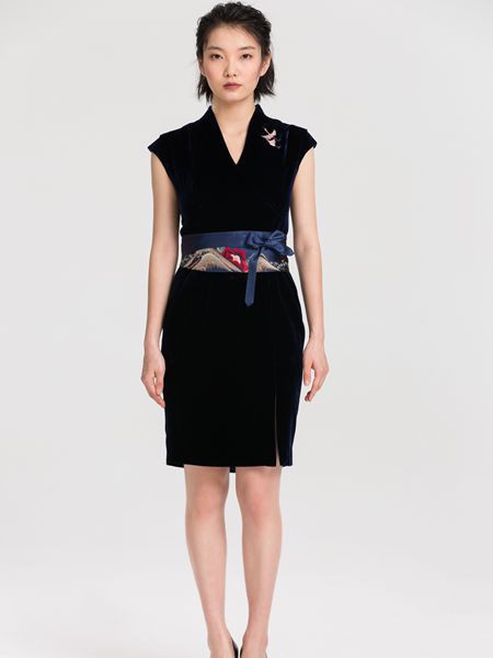 秦艺女装2023春夏季黑色连衣裙