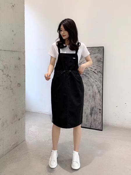 独外2023春夏季黑色吊带裙