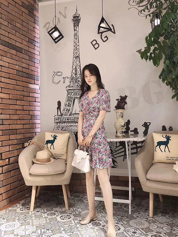 范卡图女装2023秋冬季白色连衣裙