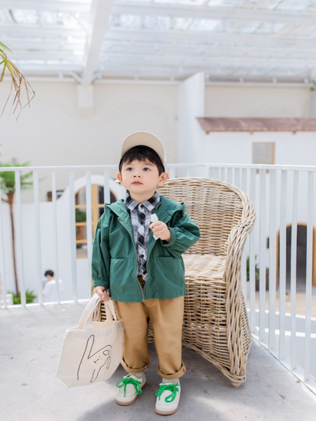 多啦啦童装2022秋冬季绿色风衣