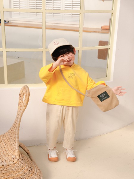 多啦啦童装2022秋冬季黄色T恤