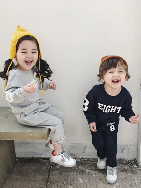 多啦啦童装2022秋冬季黑色T恤