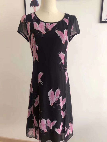 珂希莉2023春夏季黑色连衣裙