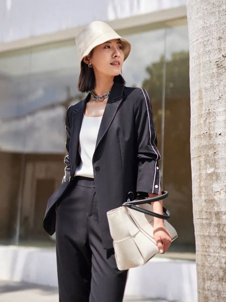 赢智尚女装2022秋冬季白色背心