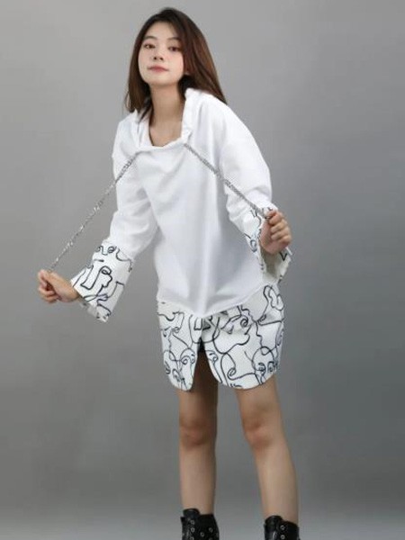 言午木木女装2022秋冬季白色T恤