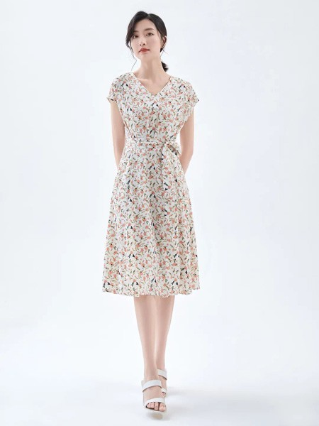 蓝珣女装2022秋冬季白色连衣裙