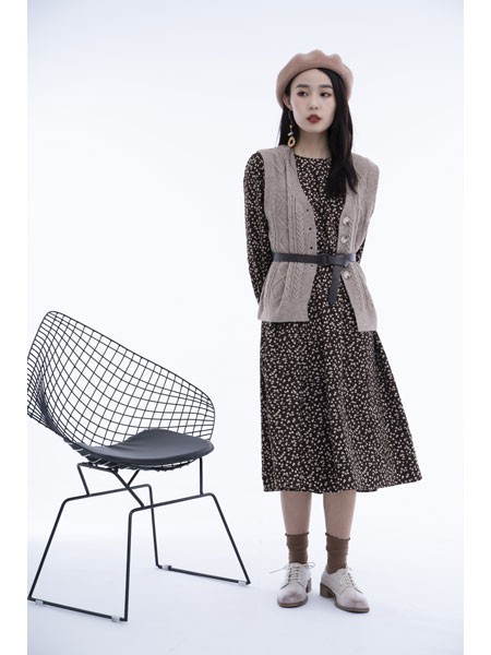 留刻LIUKE女装2023春夏季咖啡色连衣裙