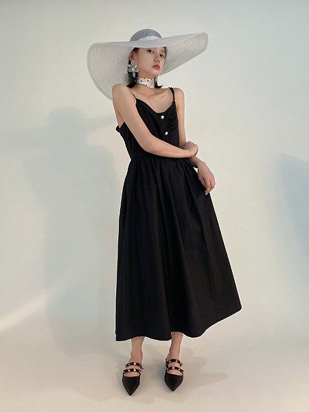 留刻LIUKE女装2023春夏季黑色吊带裙