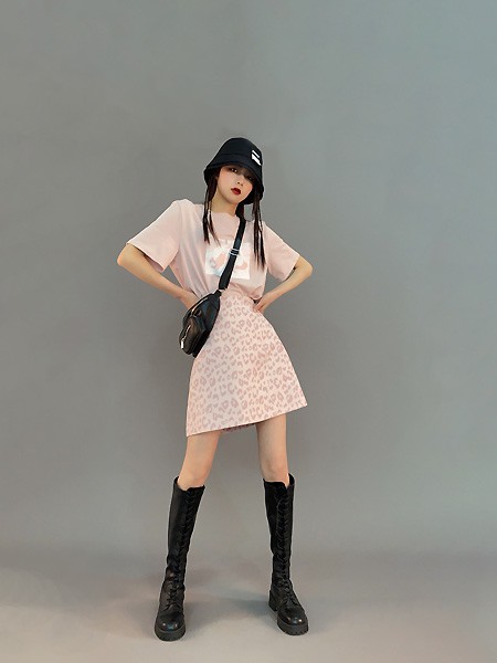 留刻LIUKE女装2023春夏季粉色连衣裙