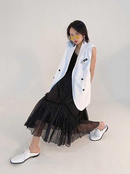 留刻LIUKE女装2023春夏季黑色连衣裙