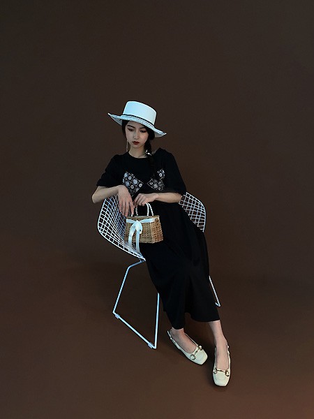 留刻LIUKE女装2023春夏季黑色连衣裙