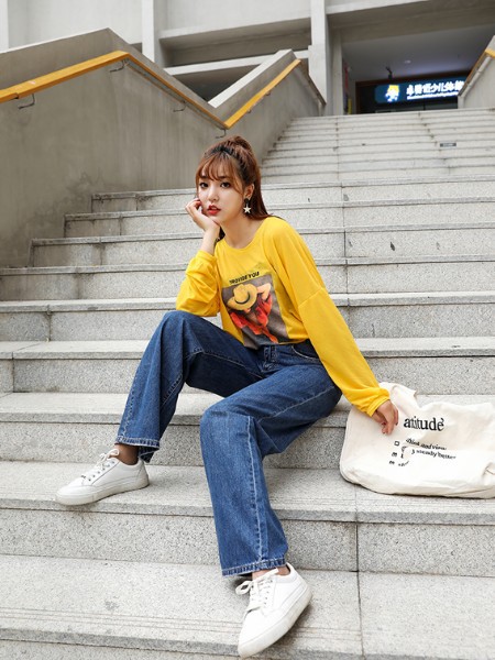 爱町女装2022秋冬季黄色T恤