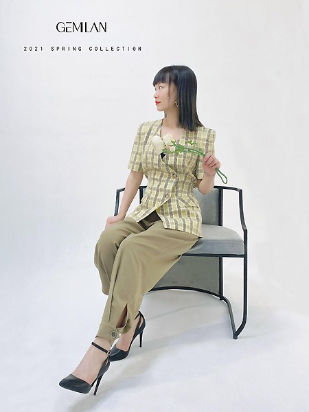 歌米蓝女装2022春夏季卡其色长裤