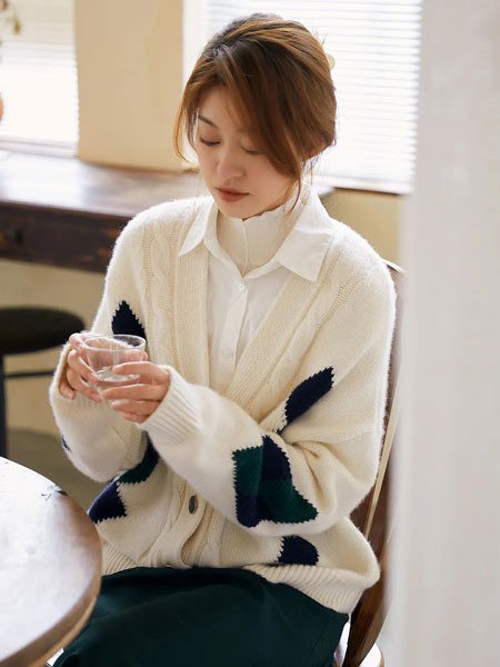 旦可韵女装2022秋冬季白色针织衫