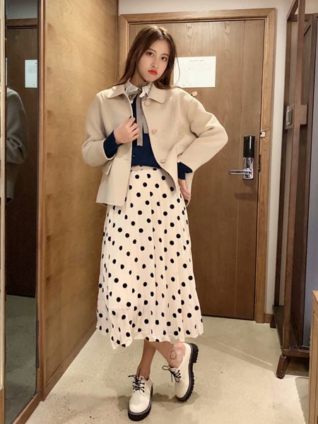 拉格蓓芮2022秋冬季白色长裙