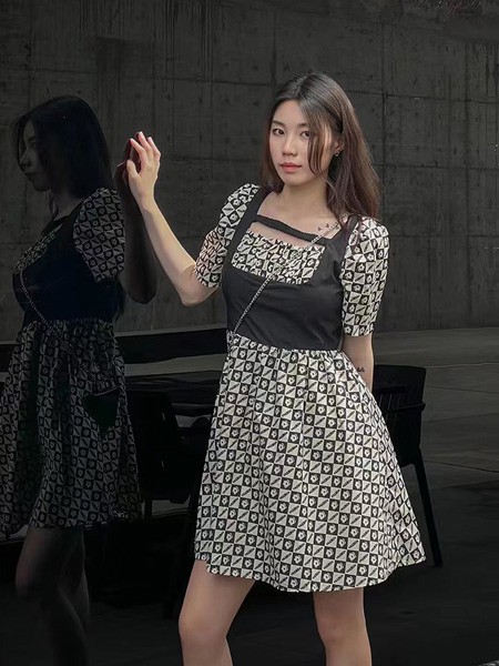 拉格蓓芮Y·LGBR女装2023春夏季白色连衣裙