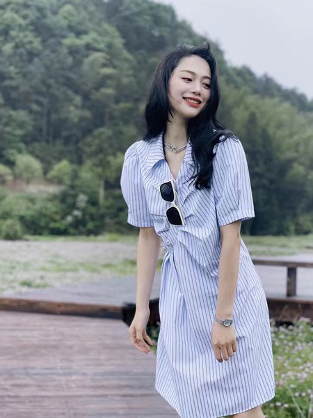 拉格蓓芮Y·LGBR女装2023春夏季白色连衣裙