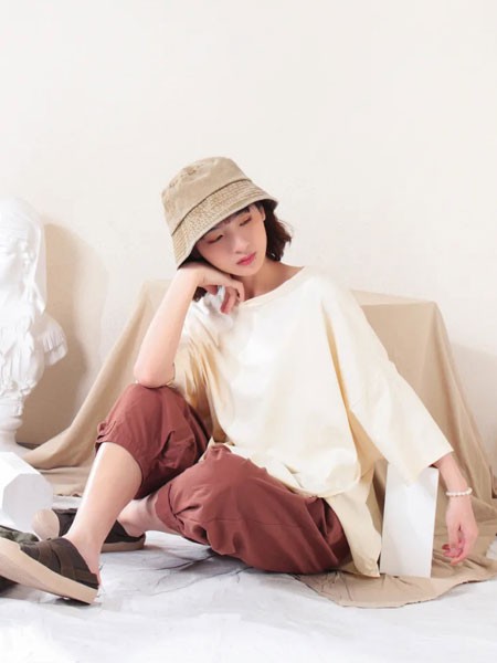 本色A8原创女装2022秋冬季米色T恤