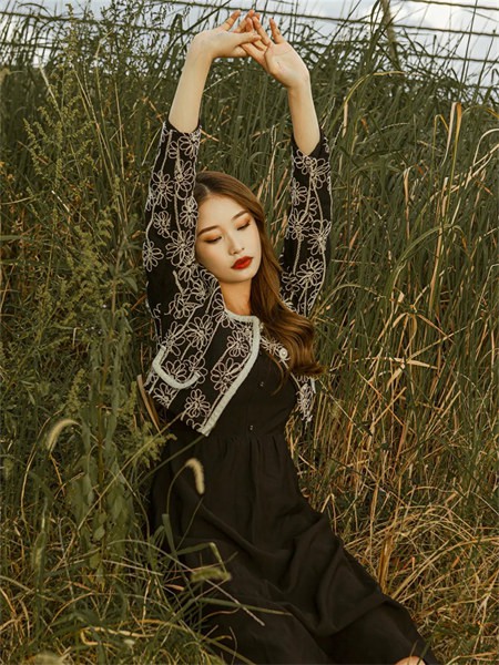 夏斐2022秋冬季黑色连衣裙