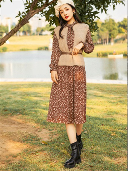 夏斐2022秋冬季咖啡色连衣裙