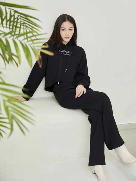 哈祥喜女装2023春夏季黑色T恤