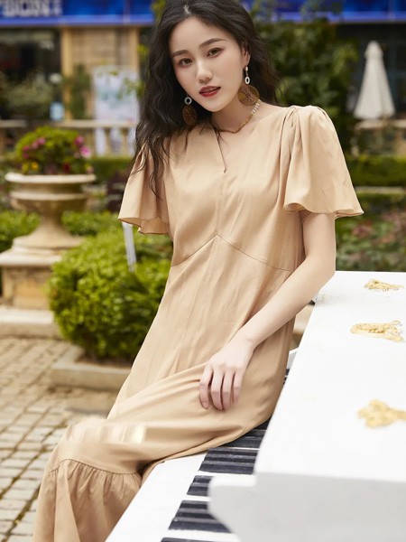哈祥喜女装2023春夏季卡其色连衣裙