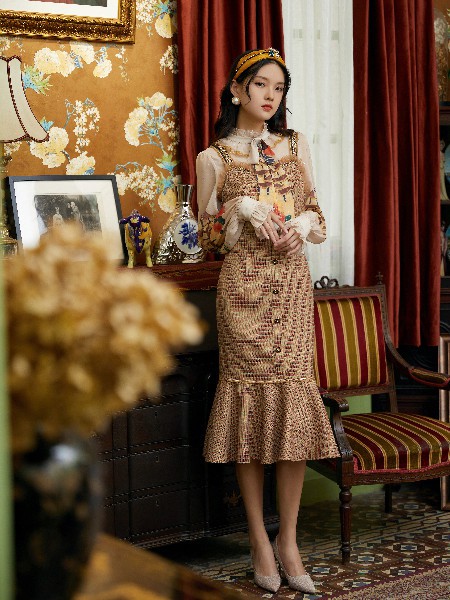 卡扣KAKOU女装2022秋冬季卡其色连衣裙