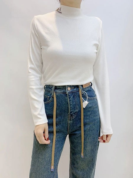 千城2022秋冬季白色针织衫