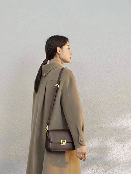 千伊诺女装2022秋冬季灰色大衣