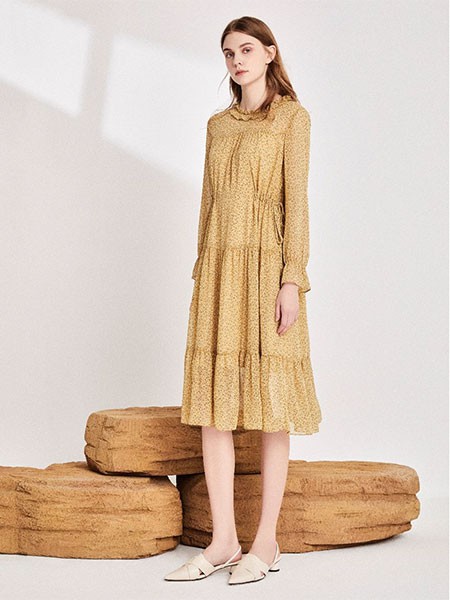 千伊诺女装2022秋冬季卡其色连衣裙