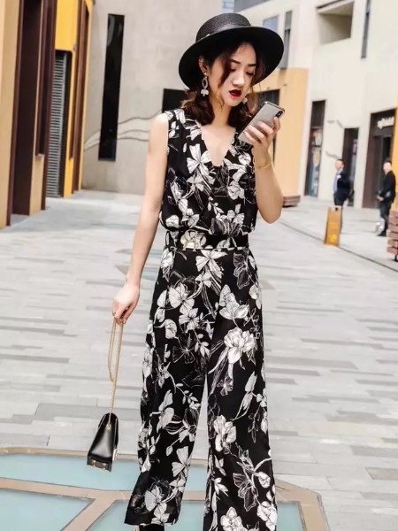 北京惠品女装2023春夏季黑色连体裤
