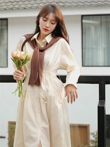 乐伊尚女装2023春夏季米色衬衫裙