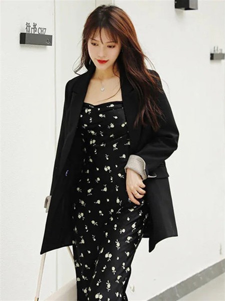 乐伊尚女装2023春夏季黑色吊带裙