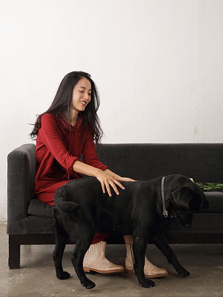 素缕女装2022秋冬季酒红色T恤