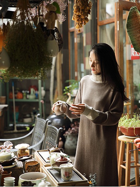 素缕女装2022秋冬季咖啡色连衣裙