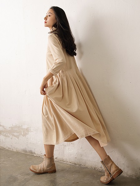 素缕女装2022秋冬季卡其色连衣裙