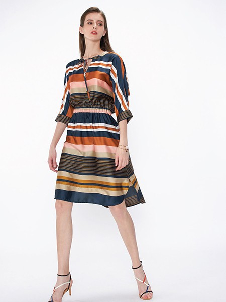 名略女装2023春夏季黑色连衣裙