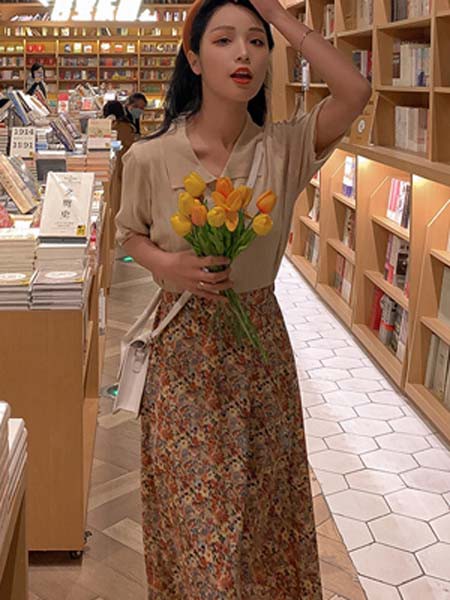 施洛琳2023春夏季棕色polo衫