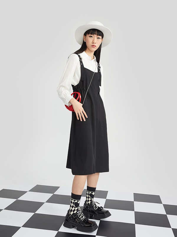 U女装2022春夏季黑色纯色背带裙