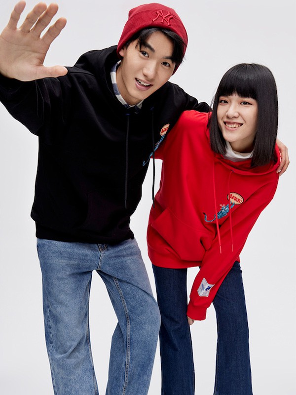 马克华菲2022春夏季黑色印花卫衣