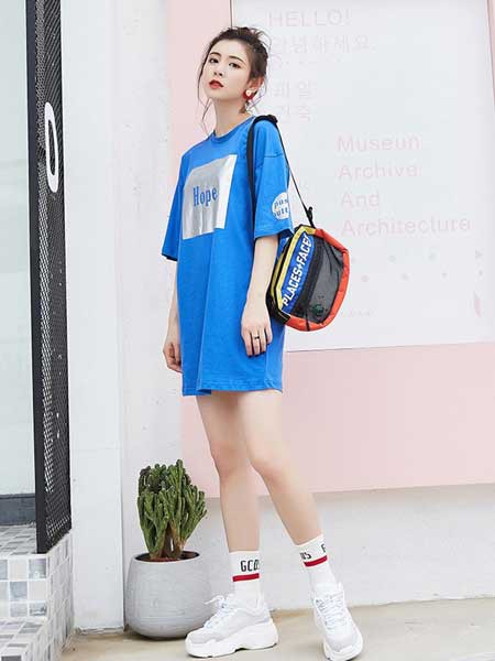 衣之纯2022春夏季蓝色印花连衣裙