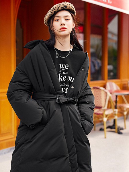 太平鸟2021秋冬季黑色纯色羽绒服