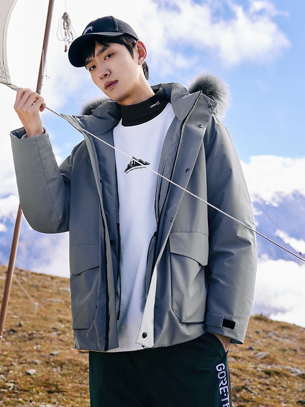 太平鸟2021秋冬季灰色带毛领羽绒服