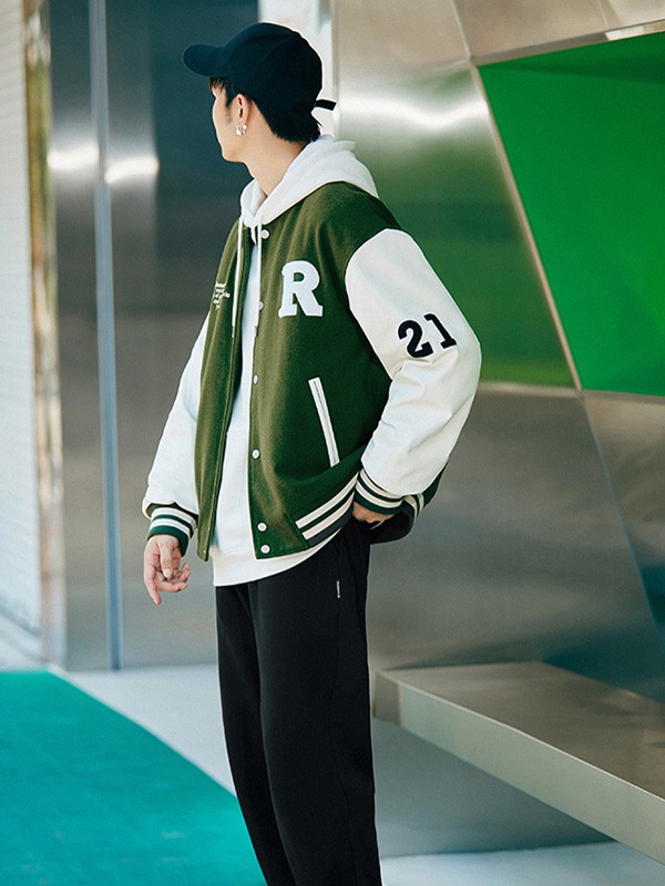 太平鸟2021秋冬季绿色字母外套