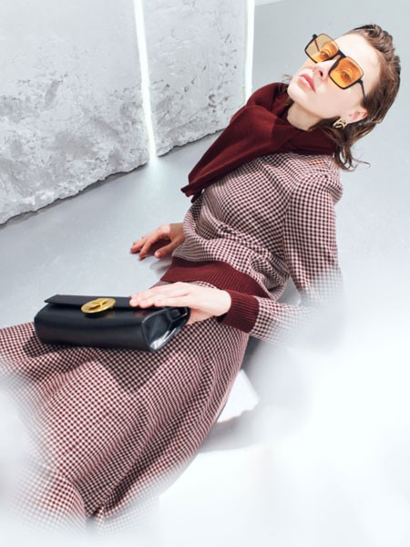 卓影2021秋冬季棕色格子连衣裙